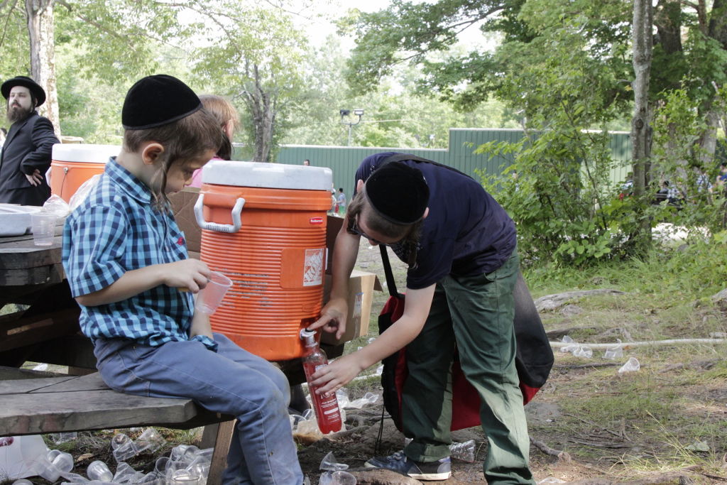 יוצאים להרים וממשיכים ללמוד: תיעוד ענק מהנופש החרדי-אמריקאי