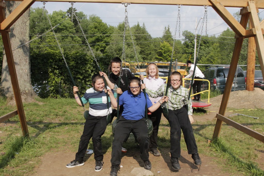 יוצאים להרים וממשיכים ללמוד: תיעוד ענק מהנופש החרדי-אמריקאי