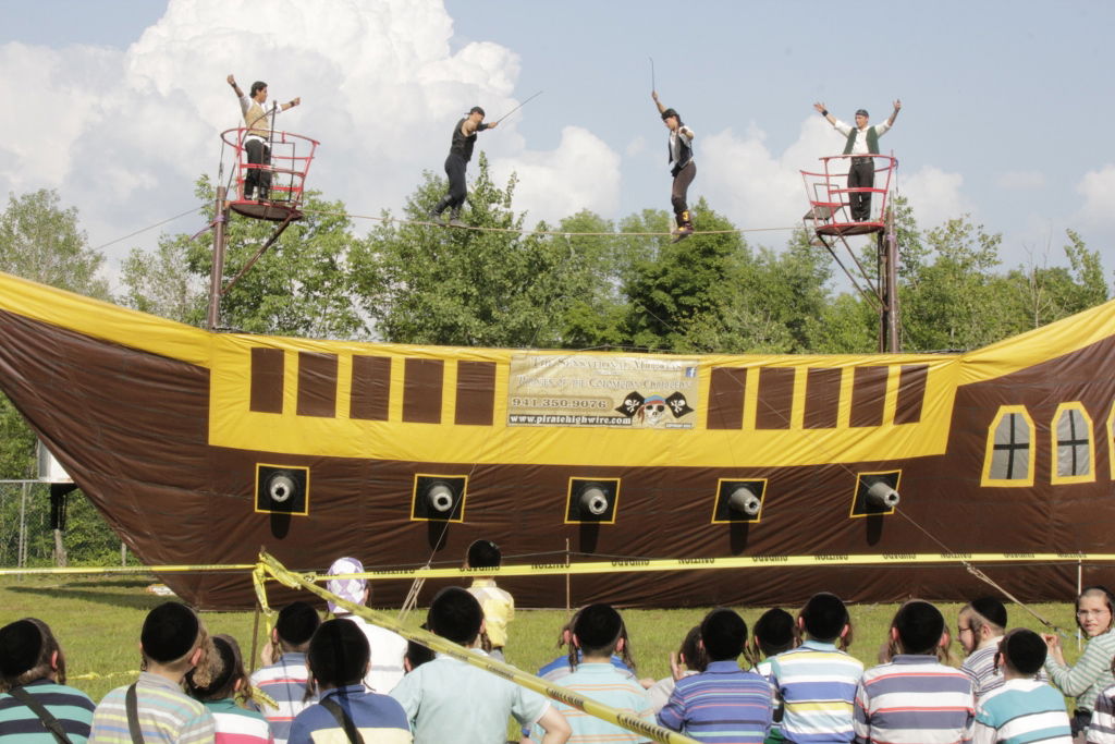 יוצאים להרים וממשיכים ללמוד: תיעוד ענק מהנופש החרדי-אמריקאי