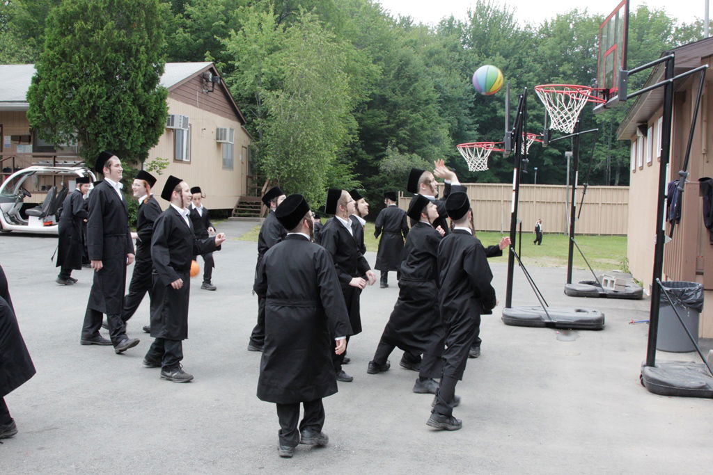 יוצאים להרים וממשיכים ללמוד: תיעוד ענק מהנופש החרדי-אמריקאי