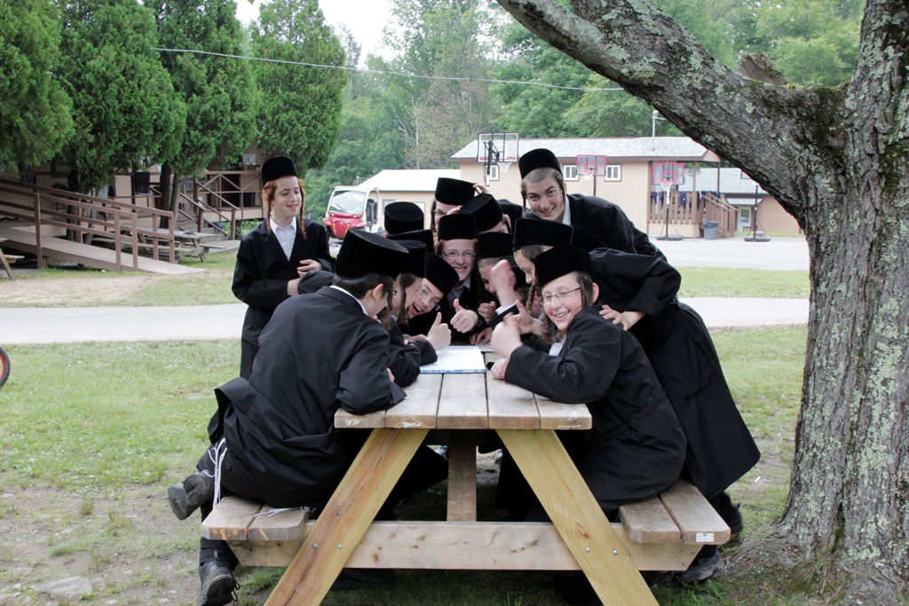 יוצאים להרים וממשיכים ללמוד: תיעוד ענק מהנופש החרדי-אמריקאי