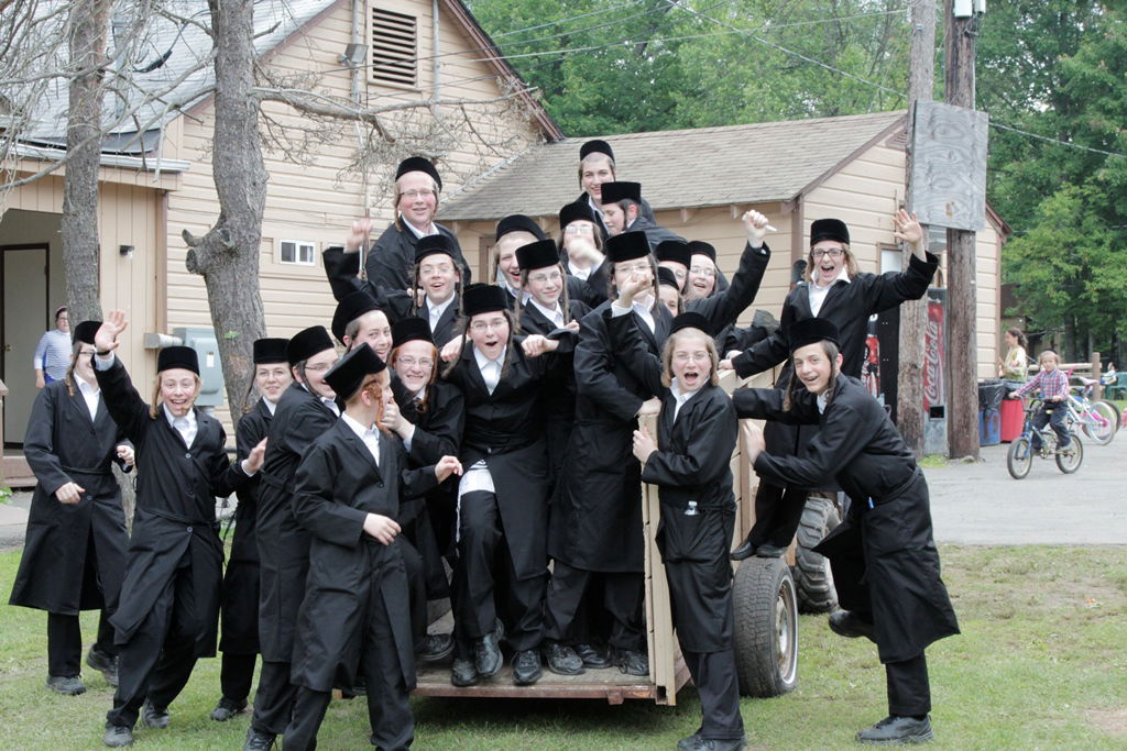 יוצאים להרים וממשיכים ללמוד: תיעוד ענק מהנופש החרדי-אמריקאי