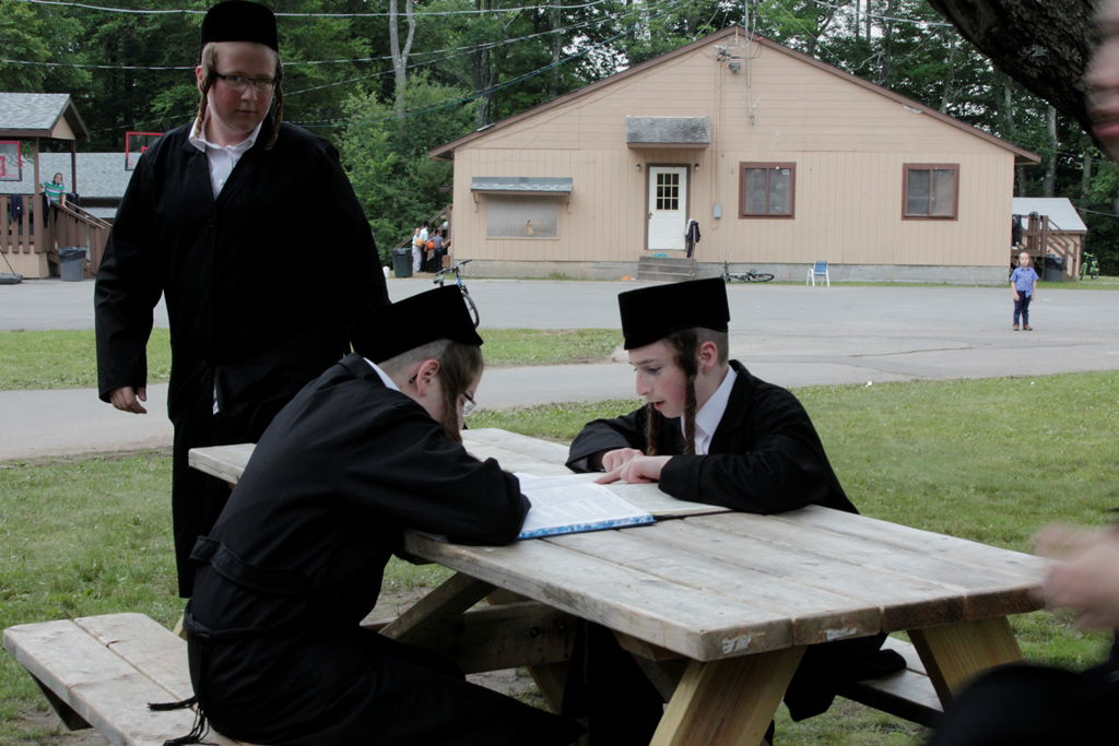 יוצאים להרים וממשיכים ללמוד: תיעוד ענק מהנופש החרדי-אמריקאי