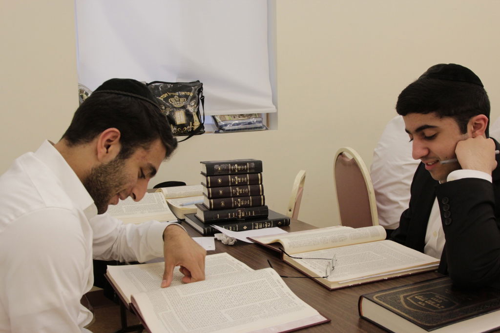 יוצאים להרים וממשיכים ללמוד: תיעוד ענק מהנופש החרדי-אמריקאי