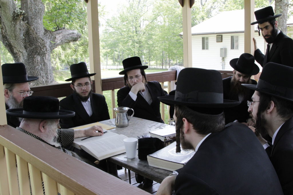 יוצאים להרים וממשיכים ללמוד: תיעוד ענק מהנופש החרדי-אמריקאי