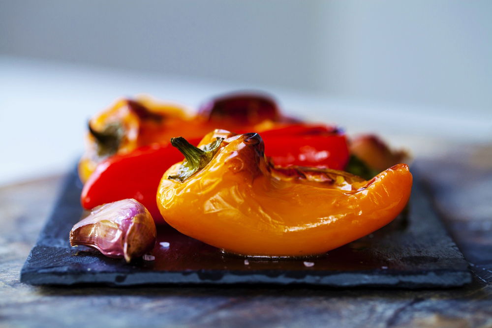 פילה אמנון אפוי עם פלפלונים בכל מיני צבעים