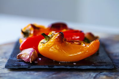 פילה אמנון אפוי עם פלפלונים בכל מיני צבעים