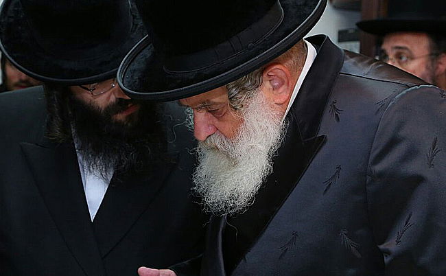 האדמו"ר מקוסוב ויז'ניץ לאחר ההכתרה, אמש