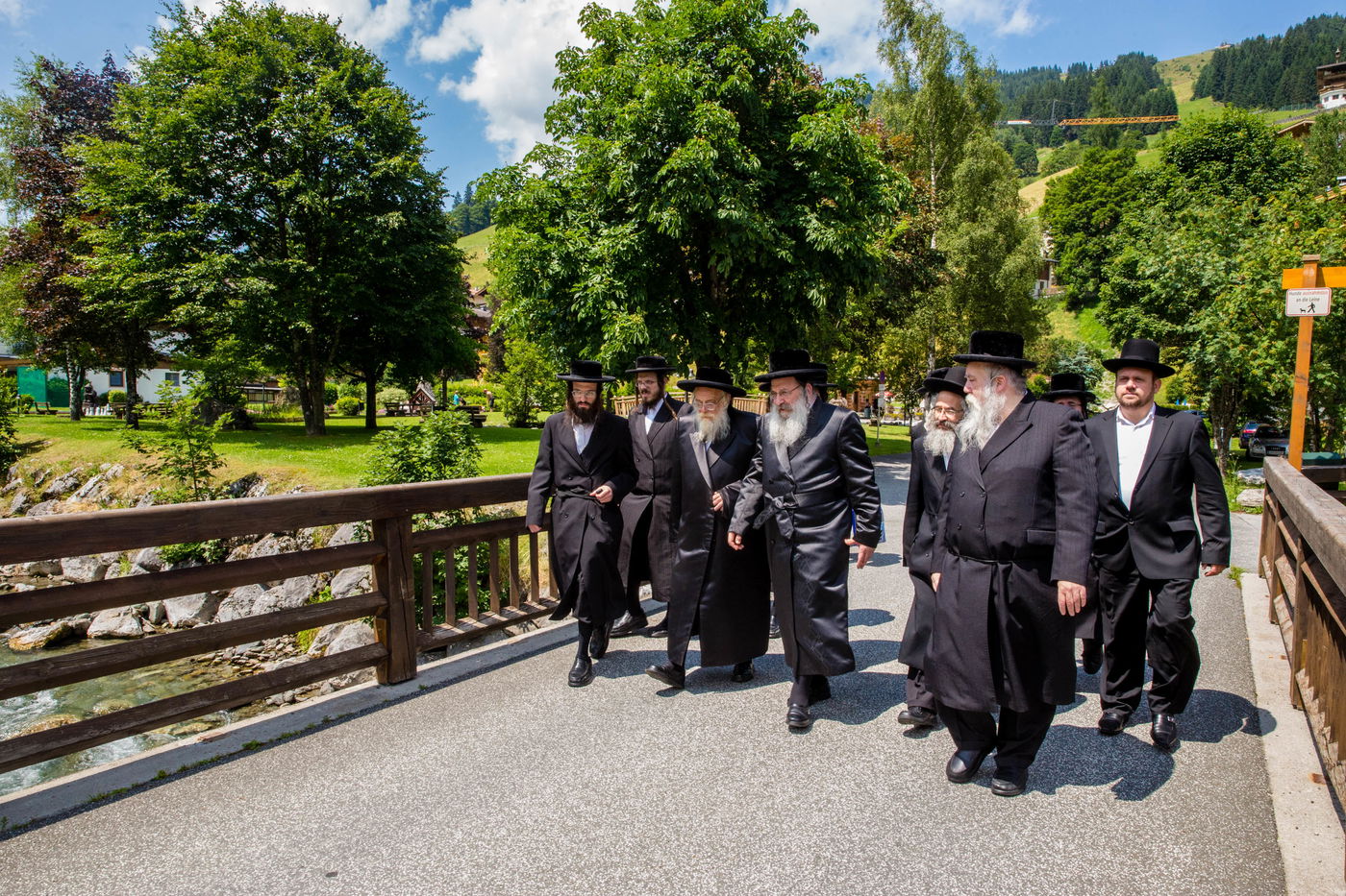 בנאות דשא: האדמו"רים מתולדות אהרן ונדבורנא נפגשו בעיירת הנופש • צפו
