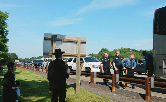 דרמה בנסיעה למונסי: "גוי נופף בסכין מול הנוסעים החרדים"