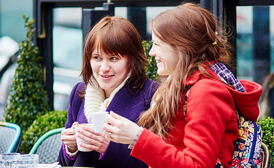 5 סיבות למה כל אמא חייבת חברה טובה רווקה