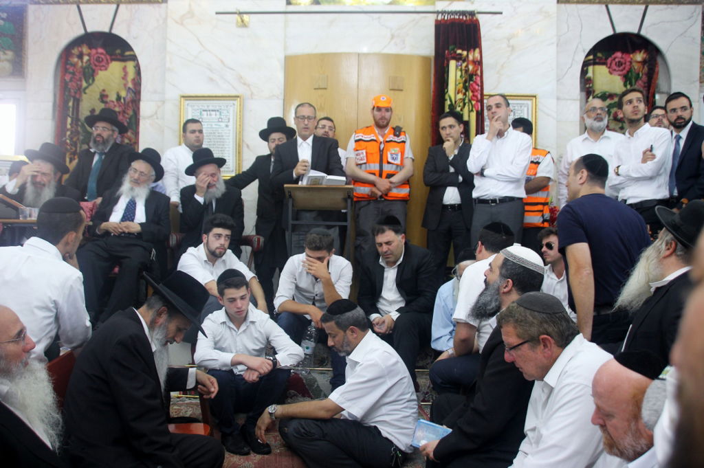 תיעוד: המונים ליוו את ה"בבא ליאון" למנוחות