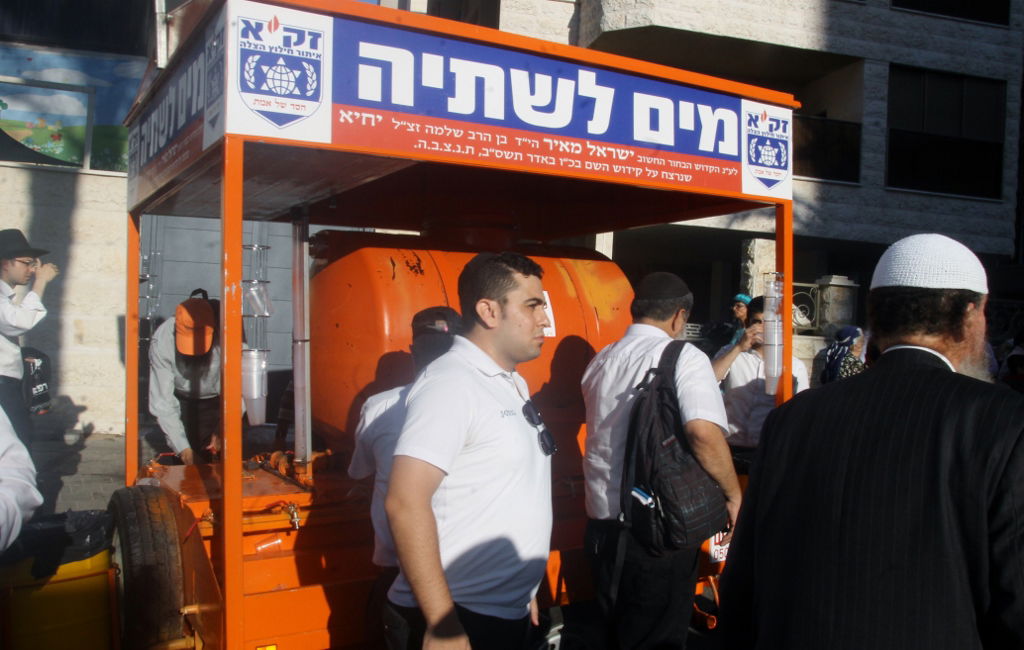 תיעוד: המונים ליוו את ה"בבא ליאון" למנוחות