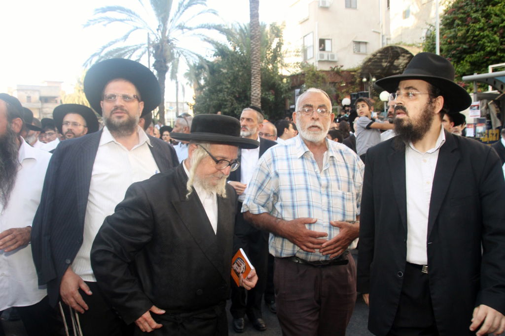 תיעוד: המונים ליוו את ה"בבא ליאון" למנוחות