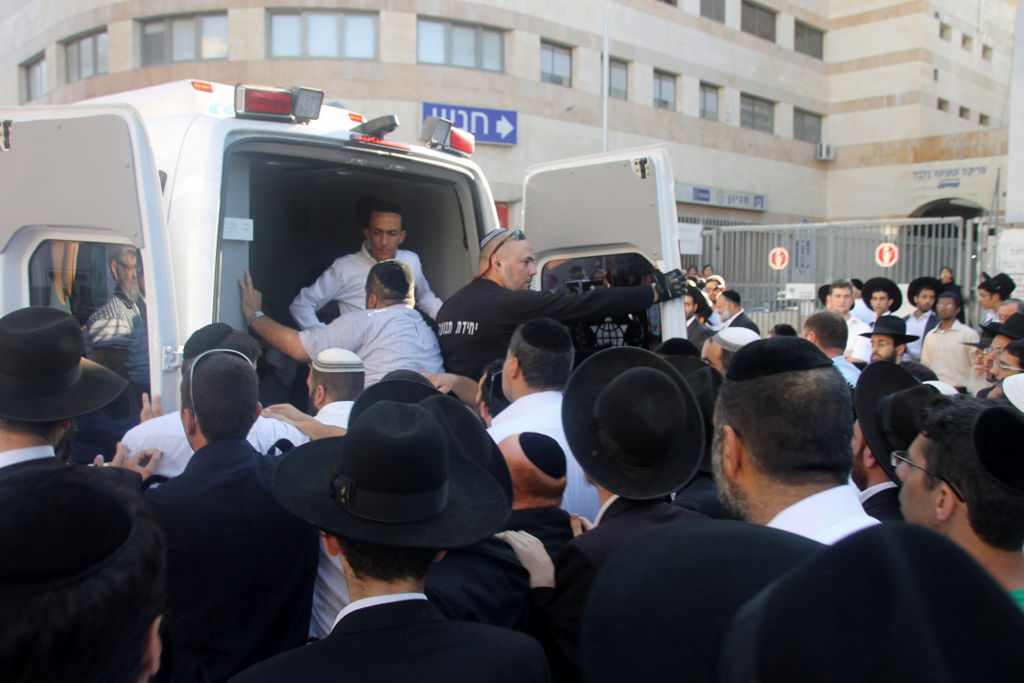 תיעוד: המונים ליוו את ה"בבא ליאון" למנוחות