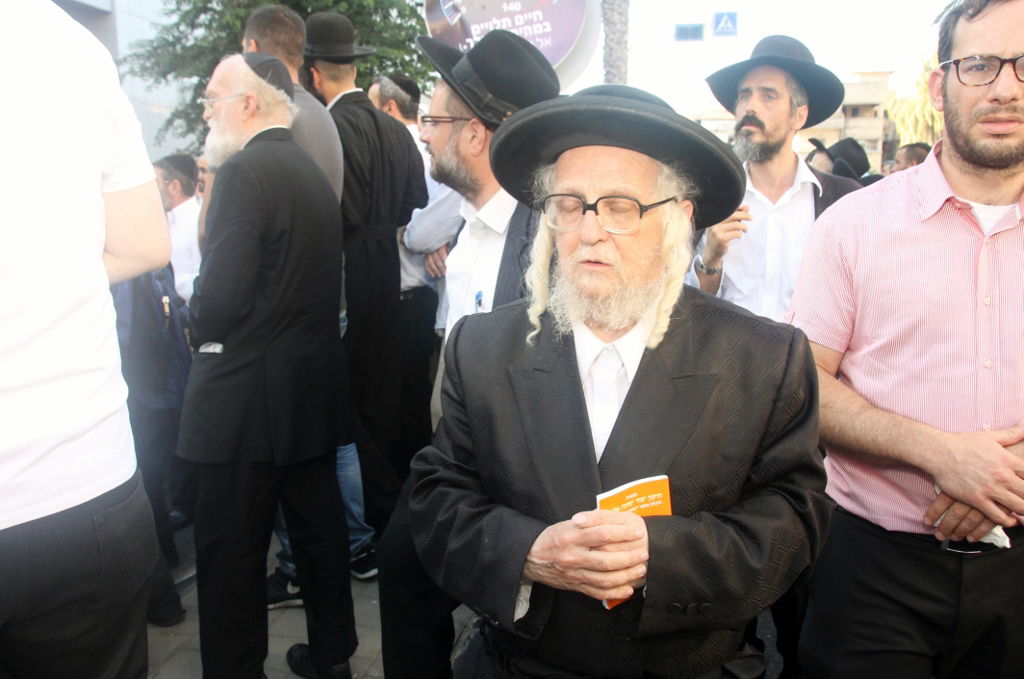 תיעוד: המונים ליוו את ה"בבא ליאון" למנוחות