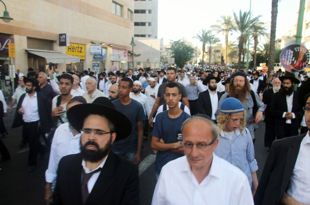 תיעוד: המונים ליוו את ה"בבא ליאון" למנוחות