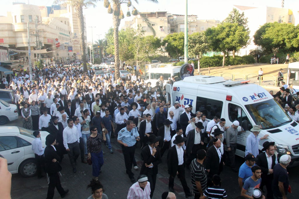 תיעוד: המונים ליוו את ה"בבא ליאון" למנוחות