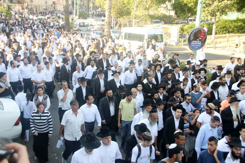 תיעוד: המונים ליוו את ה"בבא ליאון" למנוחות