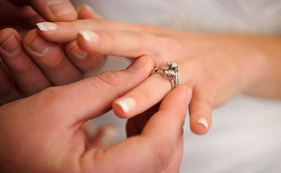 התייאש משידוכים ומוכן לשלם 10 אלף דולר