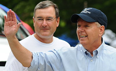 צפו: אחרי שמספר הטלפון שלו פורסם, לינדזי גרהאם משיב מלחמה