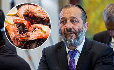 שר הכלכלה אריה דרעי לצד פירות ים