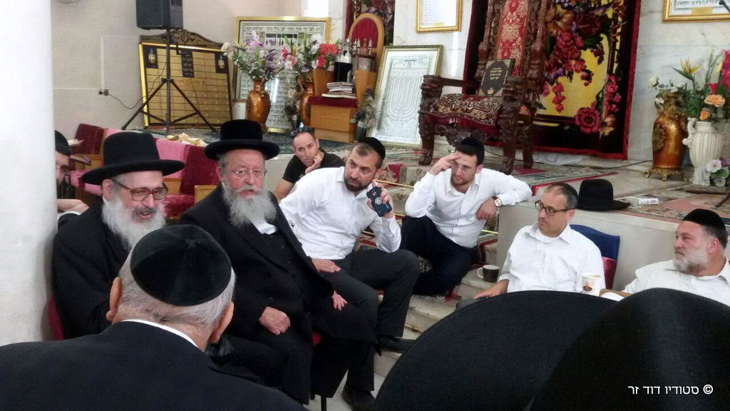 ניחום אבלים בחצרו של המקובל הרב אליהו ליאון לוי זצ"ל • תיעוד