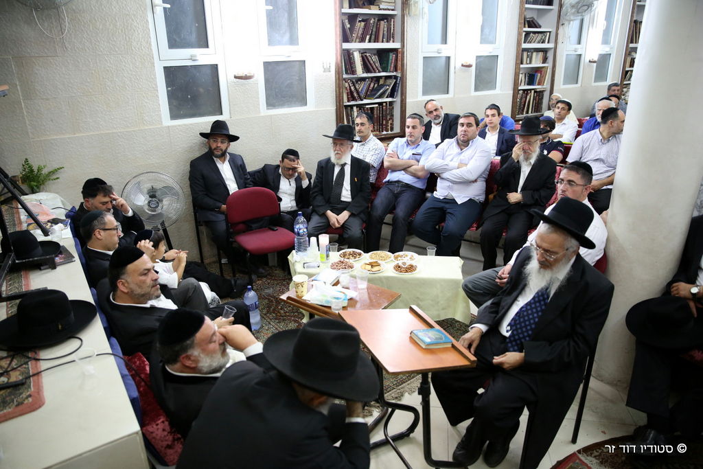 ניחום אבלים בחצרו של המקובל הרב אליהו ליאון לוי זצ"ל • תיעוד