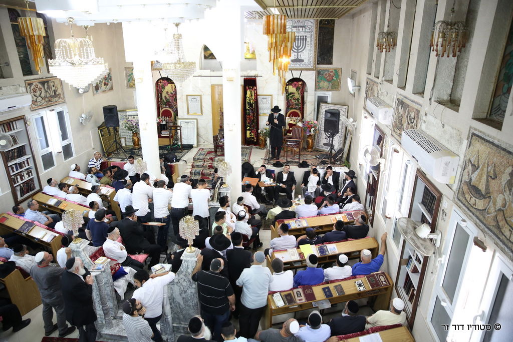 ניחום אבלים בחצרו של המקובל הרב אליהו ליאון לוי זצ"ל • תיעוד