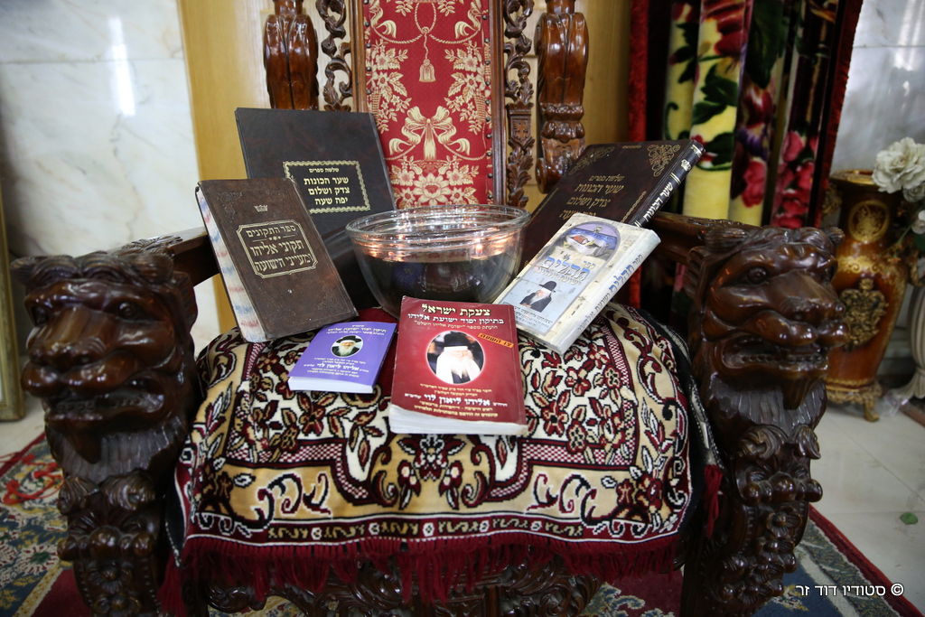 ניחום אבלים בחצרו של המקובל הרב אליהו ליאון לוי זצ"ל • תיעוד