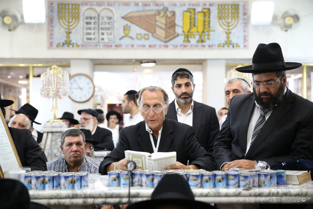 ניחום אבלים בחצרו של המקובל הרב אליהו ליאון לוי זצ"ל • תיעוד