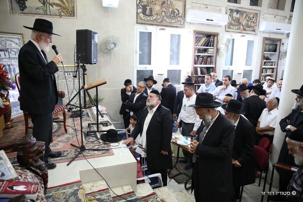 ניחום אבלים בחצרו של המקובל הרב אליהו ליאון לוי זצ"ל • תיעוד