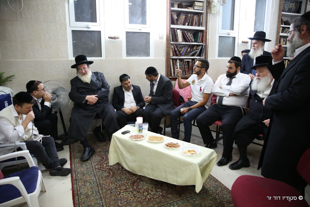 ניחום אבלים בחצרו של המקובל הרב אליהו ליאון לוי זצ"ל • תיעוד