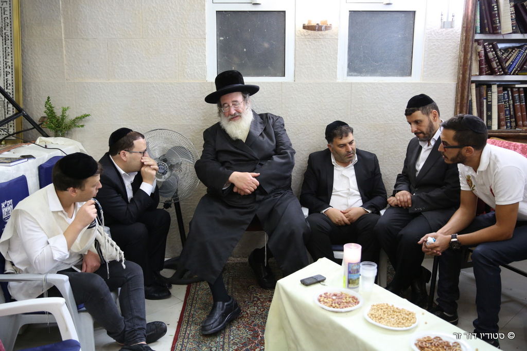 ניחום אבלים בחצרו של המקובל הרב אליהו ליאון לוי זצ"ל • תיעוד