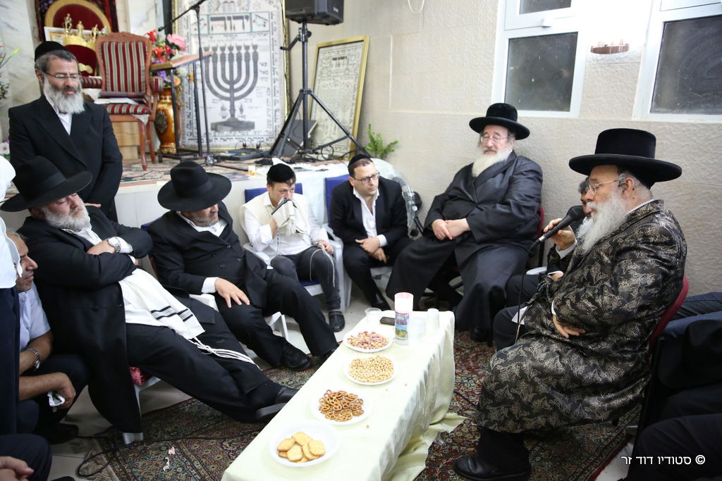 ניחום אבלים בחצרו של המקובל הרב אליהו ליאון לוי זצ"ל • תיעוד