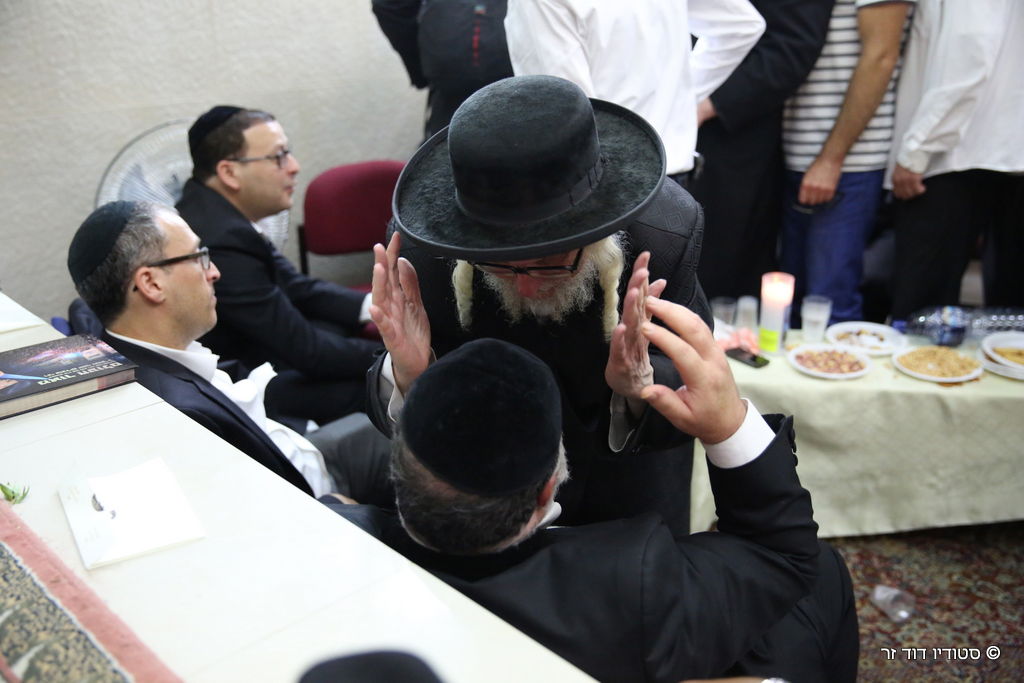 ניחום אבלים בחצרו של המקובל הרב אליהו ליאון לוי זצ"ל • תיעוד