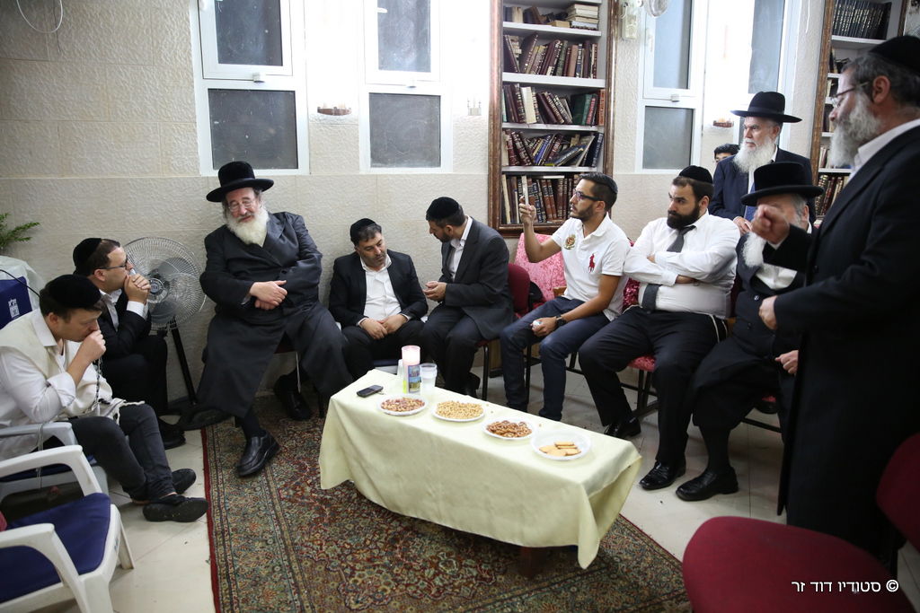 ניחום אבלים בחצרו של המקובל הרב אליהו ליאון לוי זצ"ל • תיעוד