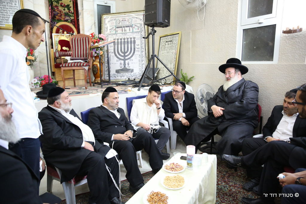 ניחום אבלים בחצרו של המקובל הרב אליהו ליאון לוי זצ"ל • תיעוד