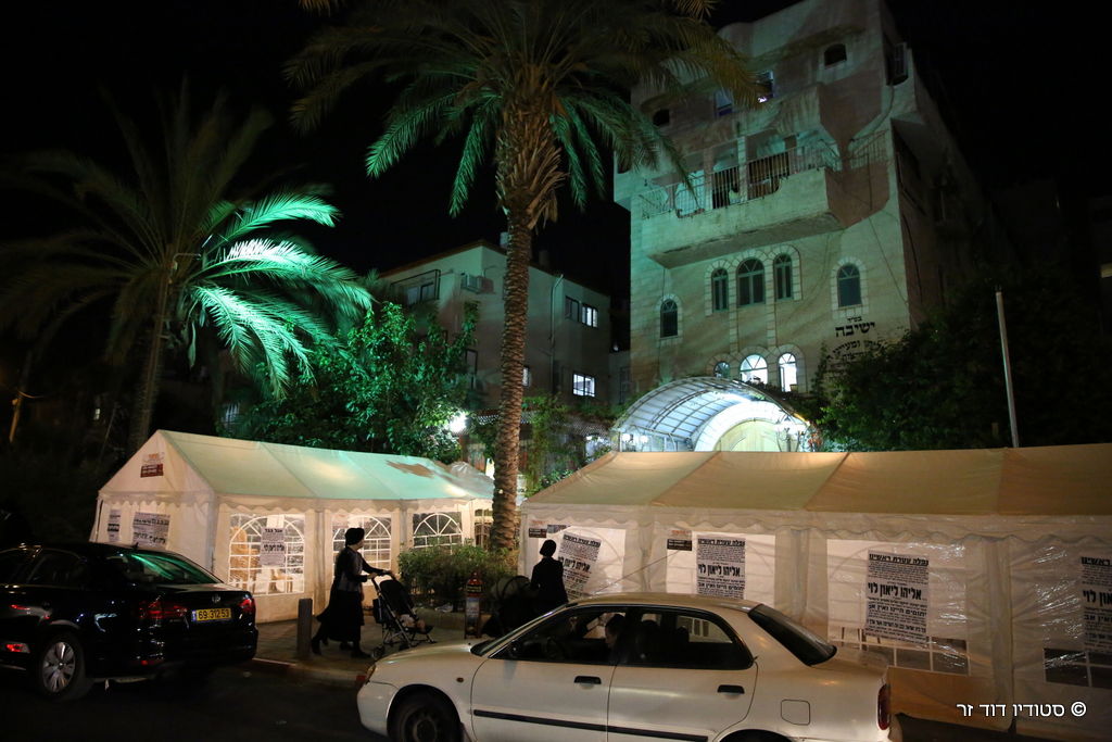 ניחום אבלים בחצרו של המקובל הרב אליהו ליאון לוי זצ"ל • תיעוד