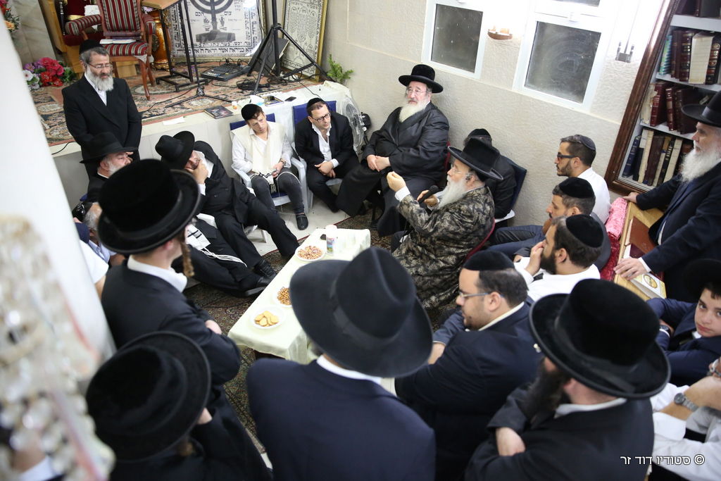 ניחום אבלים בחצרו של המקובל הרב אליהו ליאון לוי זצ"ל • תיעוד