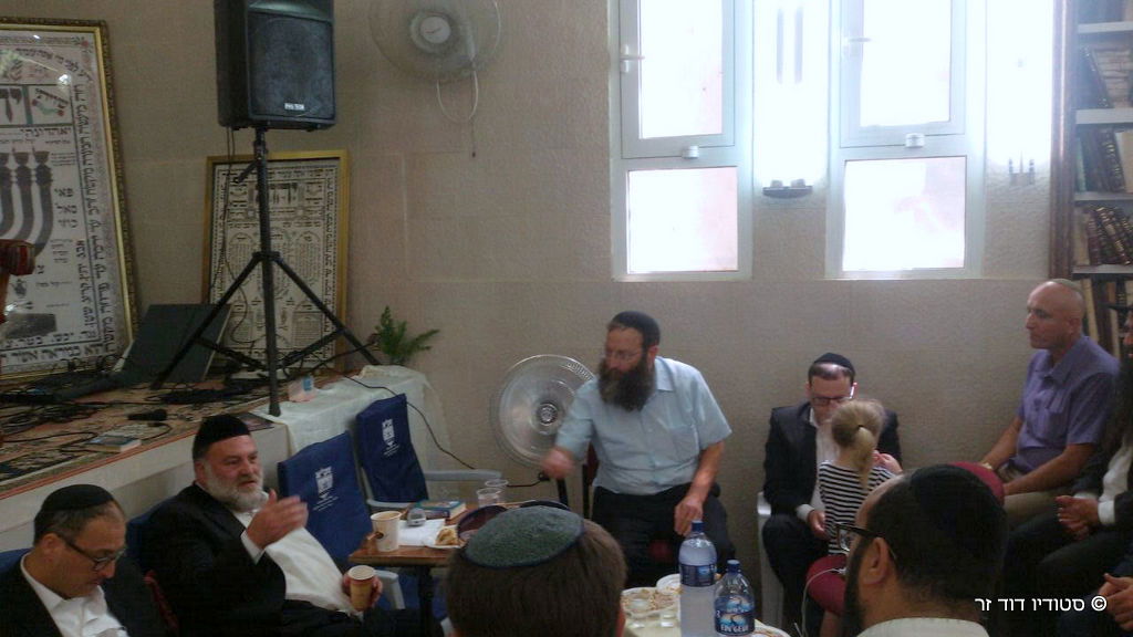 ניחום אבלים בחצרו של המקובל הרב אליהו ליאון לוי זצ"ל • תיעוד