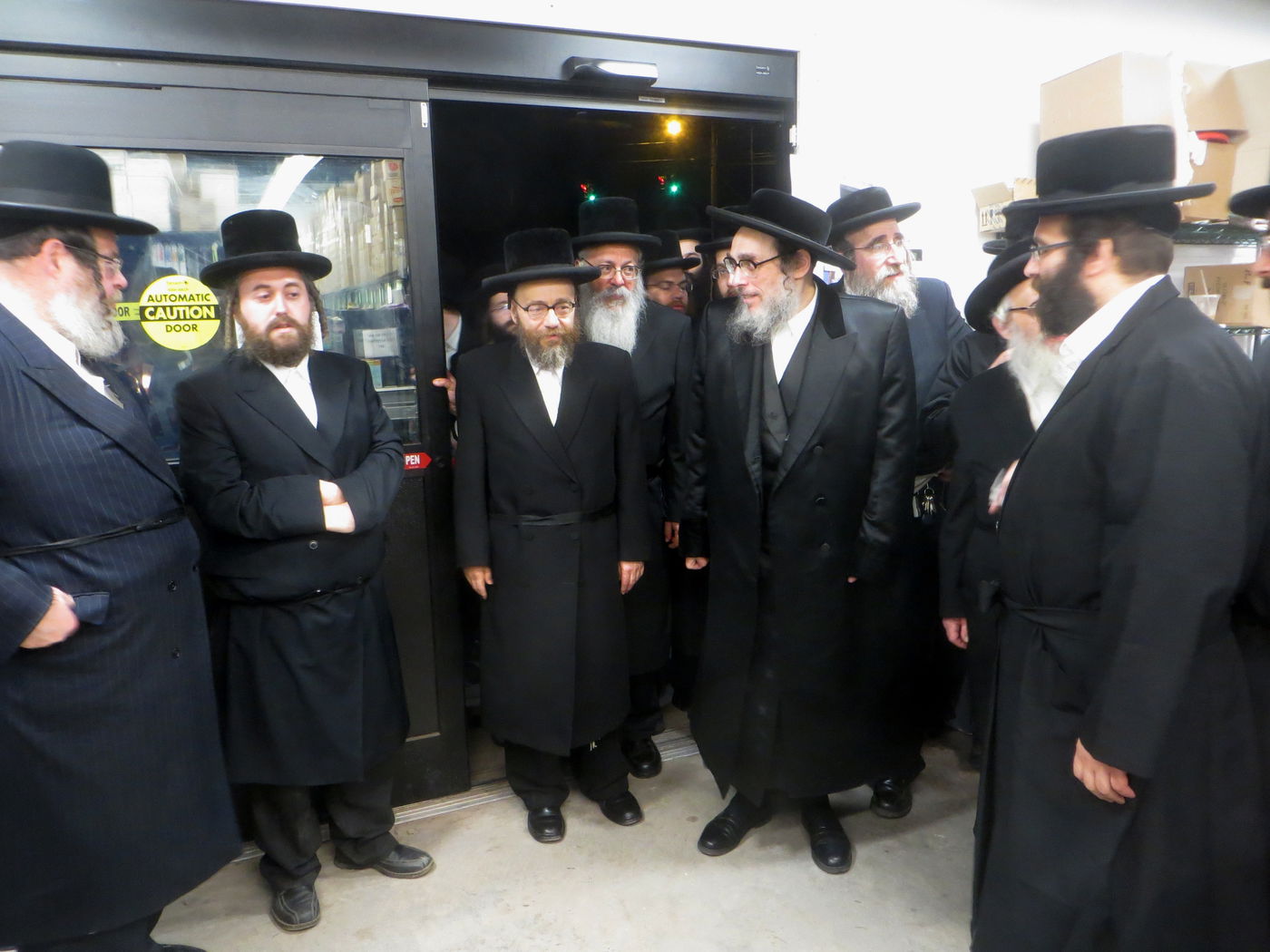 האדמו"ר מפאפא בקביעת מזוזה בסקאפס גראסערי בסאוט פאלסבורג