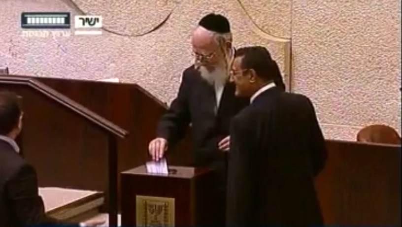 ח"כ ישראל אייכלר מצביע, הלילה