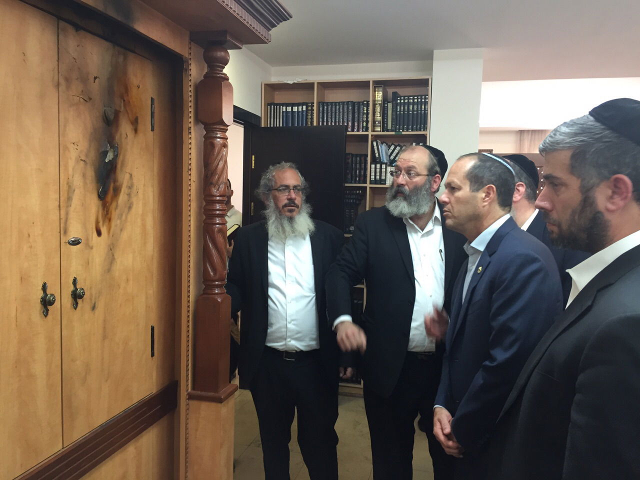 ניר ברקת בבית הכנסת שחולל: "זוועה". צפו