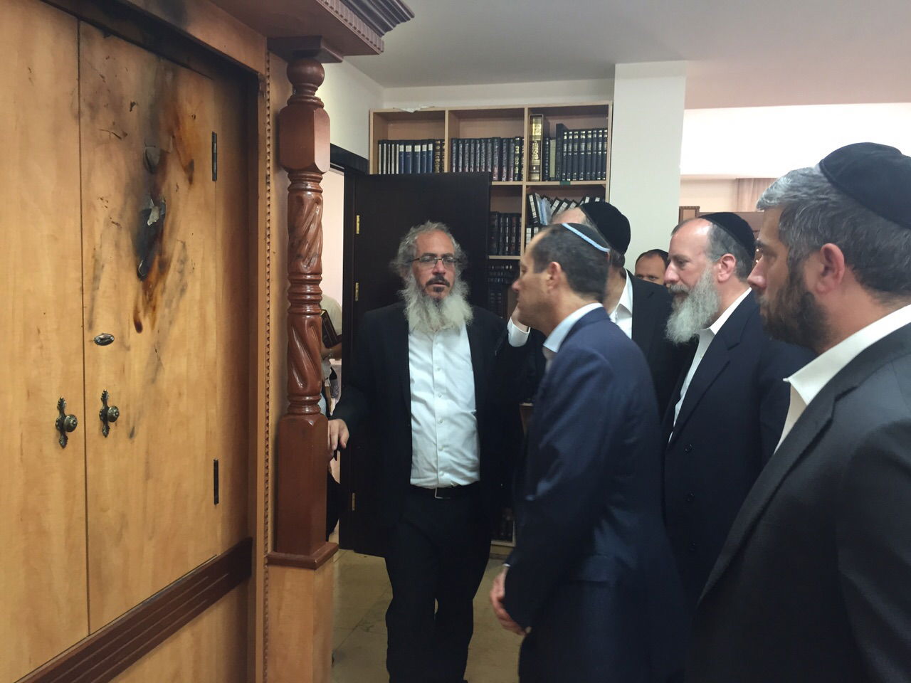 ניר ברקת בבית הכנסת שחולל: "זוועה". צפו