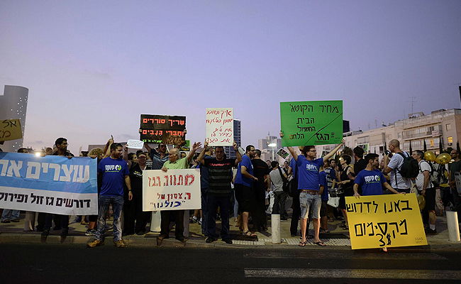 מפגינים בתל אביב, הערב