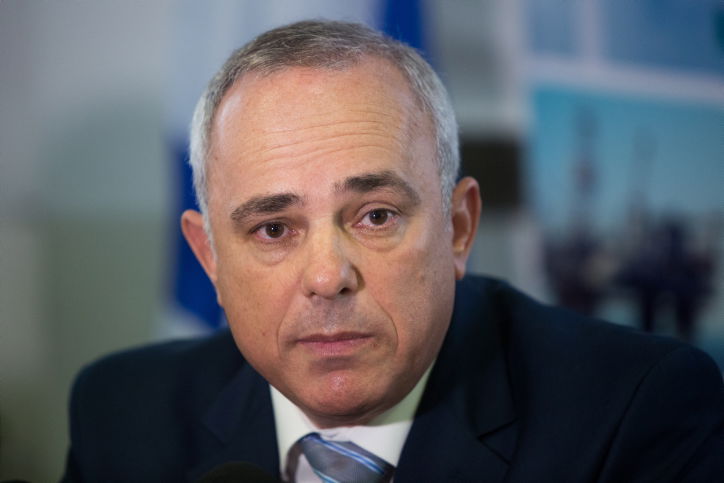 שטייניץ תוקף את קרי: "לאיש אין סמכות להלך עלינו אימים"