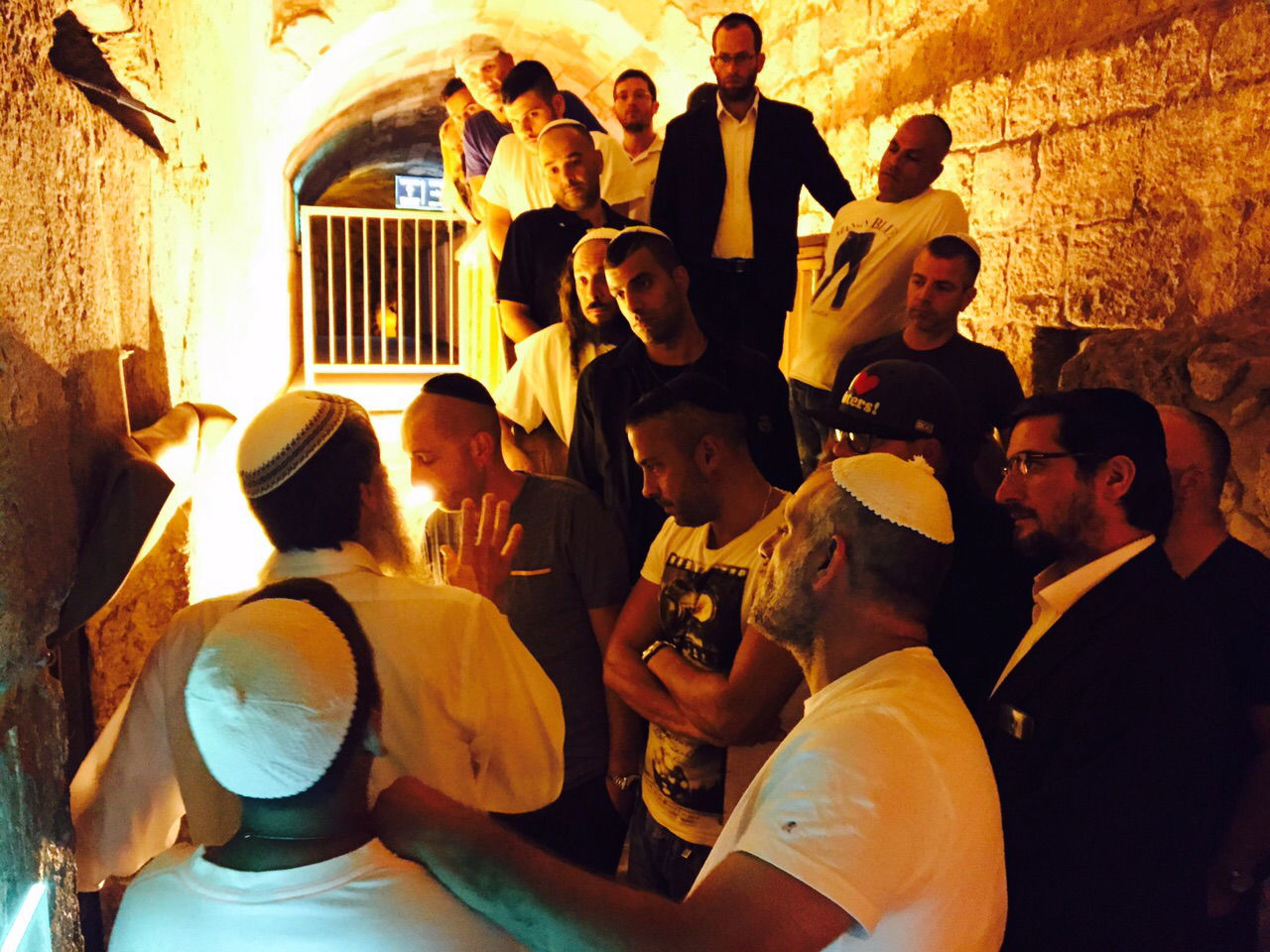 כמדי תשעה באב: סיור הסלבס במנהרות הכותל • תיעוד