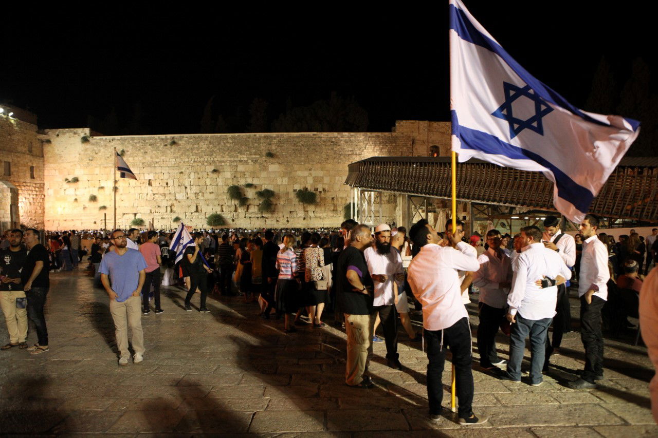 רבבות מתאבלים בכותל המערבי • תיעוד