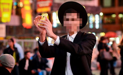 צעיר חרדי עם אייפון. אילוסטרציה, למצולם אין קשר לכתבה